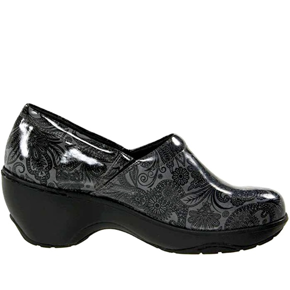 Nurse Mates BRYAR Pillow Top Clogs Black Dark Grey Paisley
Patent Size 10 Wide - Picture 2 of 16